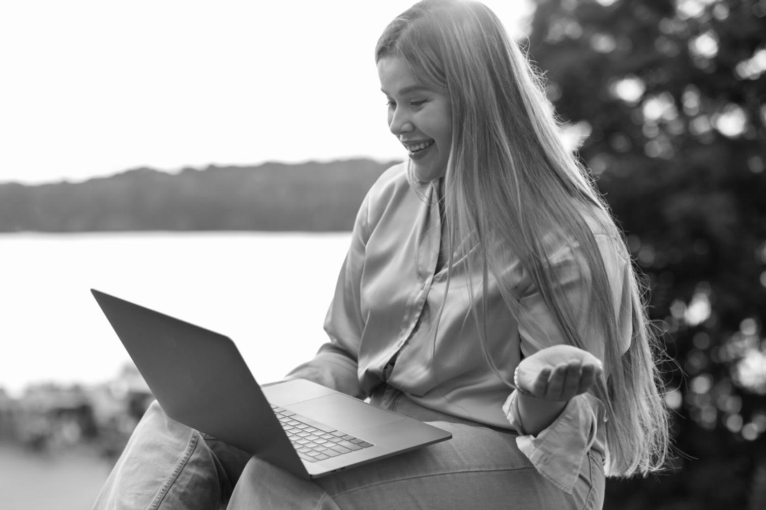 Étudiant travaillant sur un projet d'analyse financière